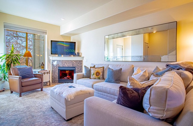 2BD Sweetwater Condo - Pool, Hot Tub, Gym, Theatre