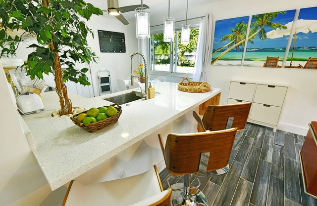 2BD w/ Patio, Central Location, Close to Airport, 10min away from the Beach