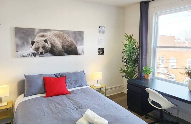2BDR Cozy & Stylish Condo next to Wellington