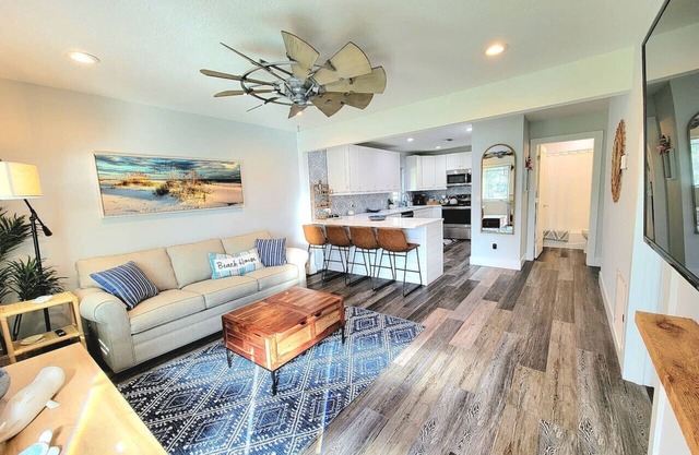 2Bed/1Bath Entire House Mins to Beach+Downtown