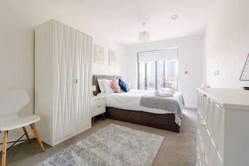 2Bed 2Bath Private Balcony, Superior Waterfront View Apt, Parking FREE WiFi 10mins Media City, Salford Quays, Old Trafford, City Centre
