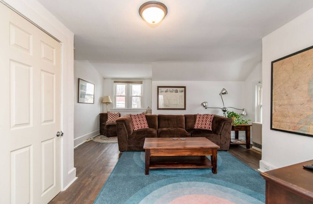 2Bed Apt 5mins from i89, Restaurants, Public Pool