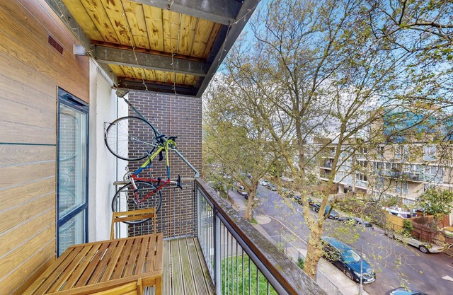 2Bed Flat w/ Lift & Balcony -10min to Tube Station