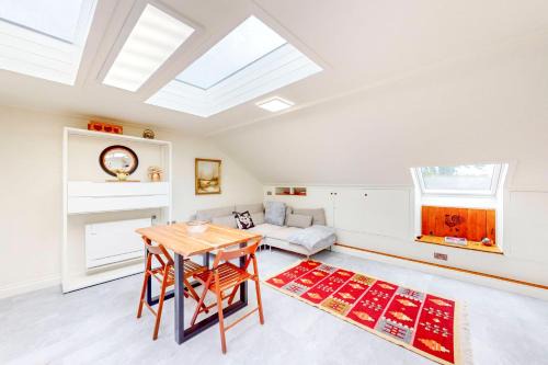 2Bed Home with Free Parking - 40min to city centre