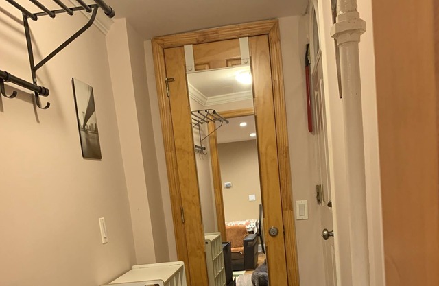 2Bedroom 1+1/2 Bath Private Backyard