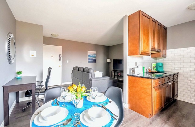 2Bedroom Condo unit- Near DT Hamilton!
