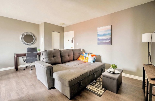 2Bedroom Condo unit- Near DT Hamilton!