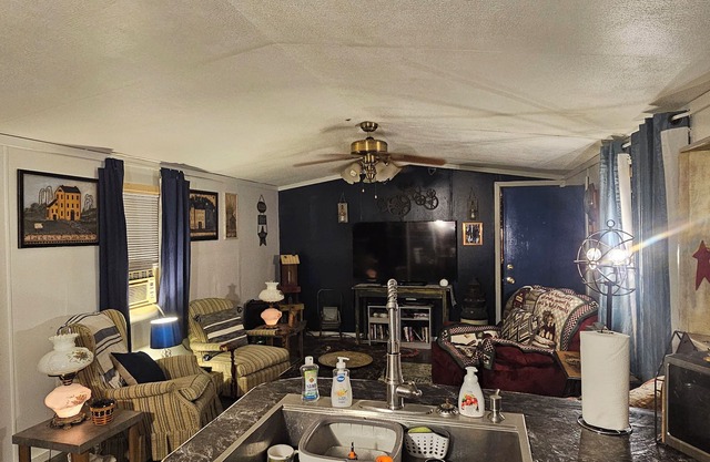 2-bedroom mobile home in peaceful Ironton with AC