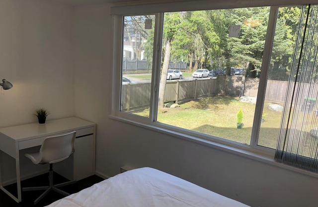 New Millions $$ Home, Suite TOTALMENTE privada en el piso del jardín, hermosamente rodeada
