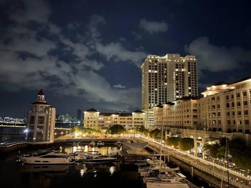 2Beds Seaview Straits Quay comes with Carpark and Hothub