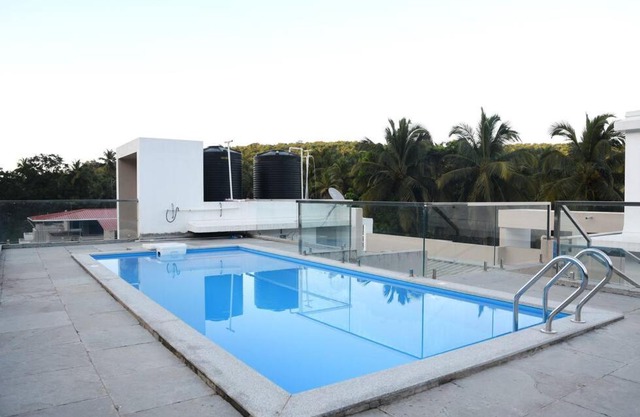 2BHK AC Apartment with Swimming pool close to beach and Airport!