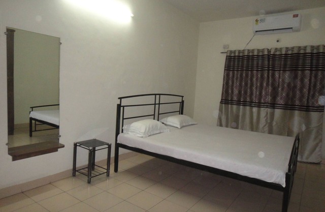 Piso de aire acondicionado completamente amueblado 2BHK en Koregaon Park, Pune