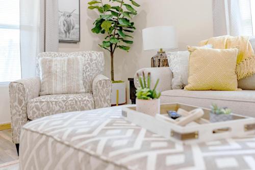 2BR 1BA Remodeled House in Gray Community