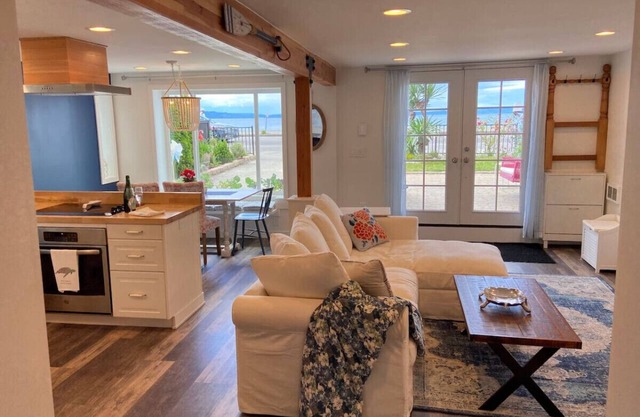 2BR 2BA Alki Beach Waterfront Retreat Ext. Stay