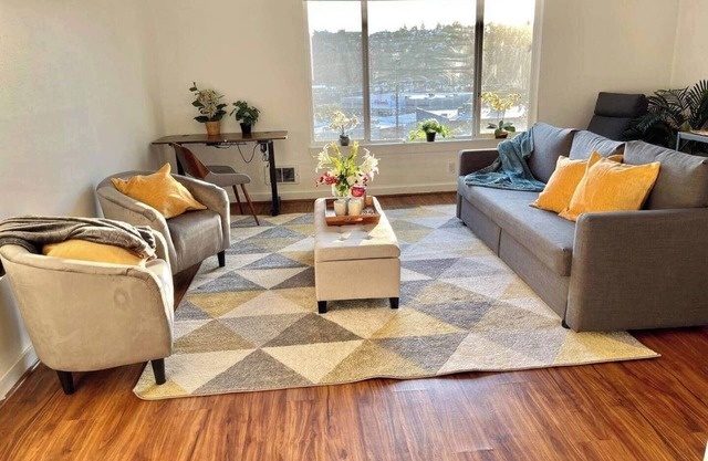 2BR/2BA Charming Queen Anne Getaway