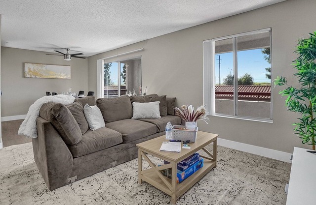 2BR/2BA Cozy Queen Apartment with Balcony