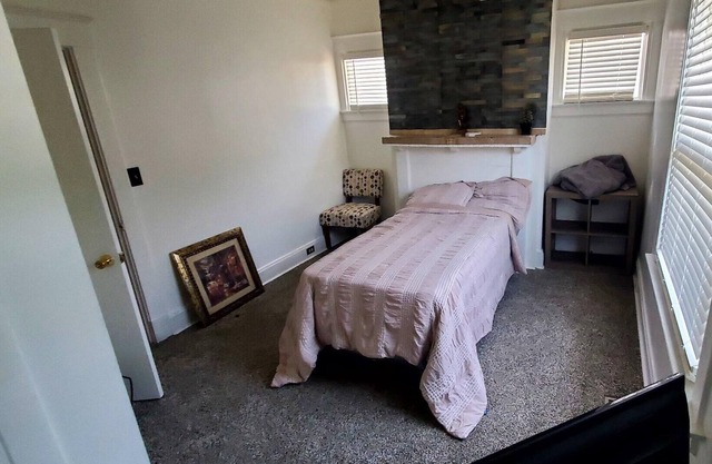 2BR, 2BA, Furnished, Madisonville area! BR on level 1&2, Close to shopping/eats!