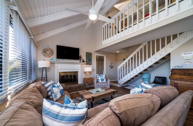 2BR/2BA + Loft Cottage! Close to Beach! Golf Course Views! Amenity Cards Available!