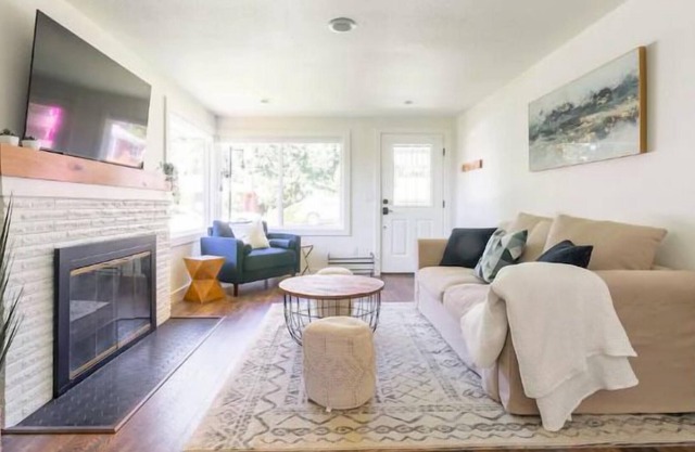 2BR 2BA Northgate, Seattle Location with Patio, BBQ, and Backyard