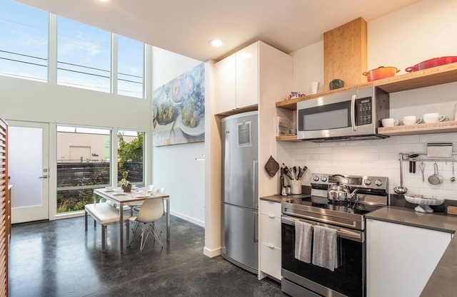 2BR 2BA The Ballard Modish, Seattle Location with rooftop view