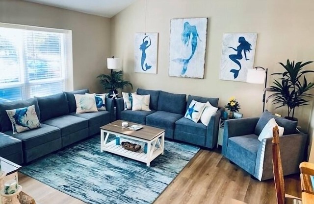 2BR, 2BA Townhouse w/loft in Gulf Breeze just 5 minutes to Pensacola Beach!