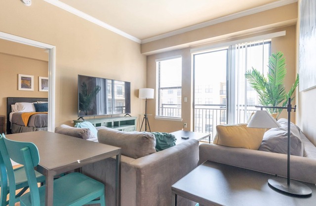 2BR/2BA Uptown Suite With Pool, Gym & Fast Wi-Fi