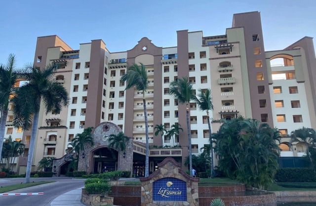 2BR/3BA Luxuries Suite - Sleeps 8 - with a view