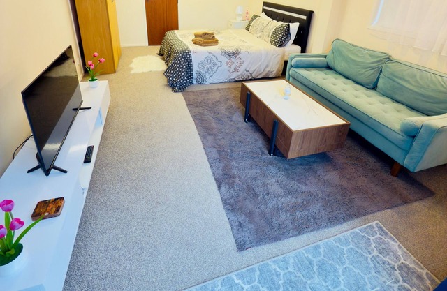 2BR Airport flat! WIFI +Parking !Peaceful Stay
