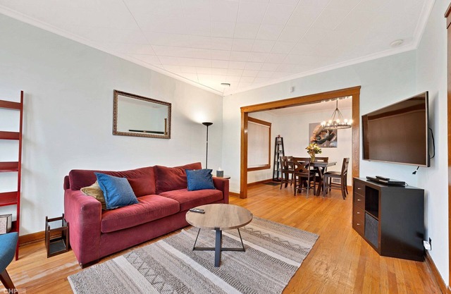 2BR Apartment in Andersonville Neighborhood.