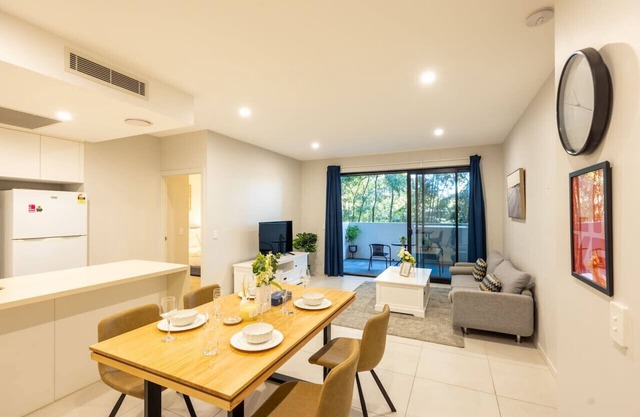 2BR Apartment w/Balcony Easy Access All Hotspot