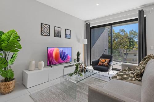 2BR Apartment with Balcony Easy Access to Everywhere
