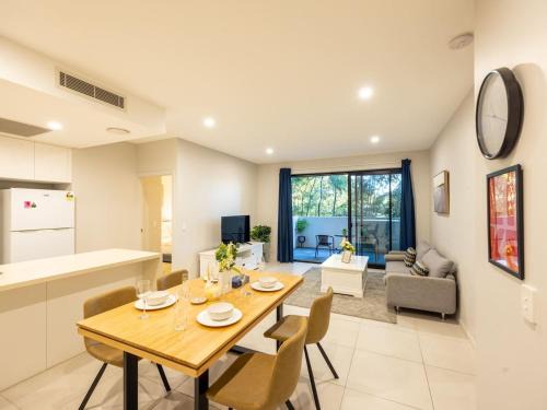 2BR Apartment with Balcony Easy Access All Hotspot