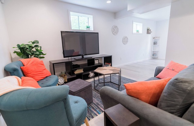 2BR Apt, Month+ Stays, Near UVA & Downtown, Free Laundry + Parking