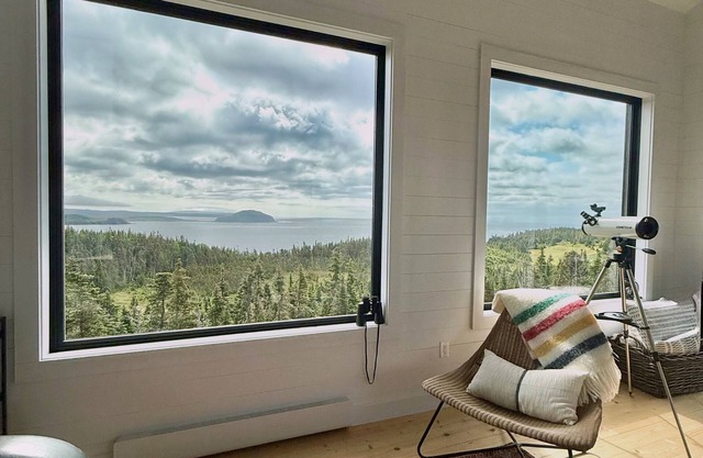 2BR Architect-Designed Oceanview Escape W/ Deck