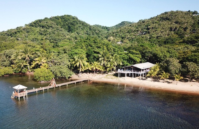 2BR Casa de playa en 6 acres Propiedad privada cerrada 500 pies cuadrados Cubierta