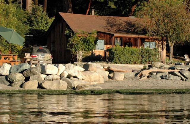 2BR Beachfront Cabin w/ loft - steps from prime west-facing beach!