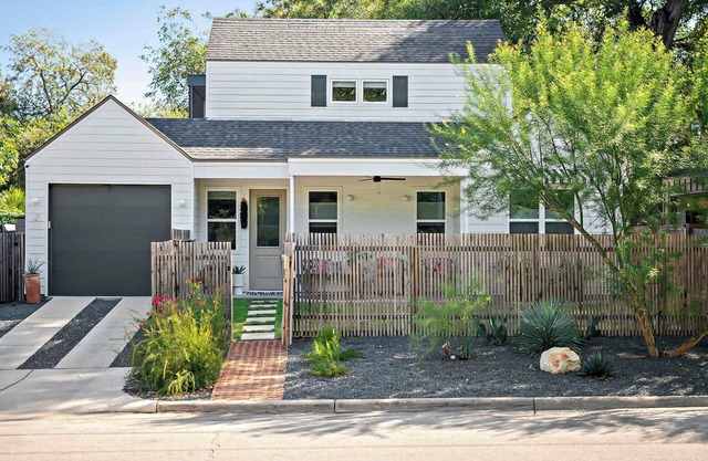 2BR Bungalow Near Lady Bird Lake & Rainey Street