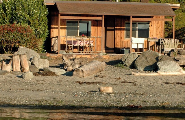 2BR Cabin on Epic west-facing beach with sunset views!