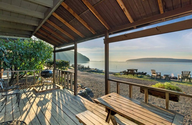 2BR Cabin on prime walk-out sand and pebble beach!