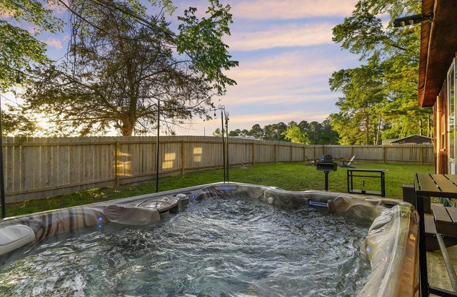 2Br Cabin with hot tub, BBQ, 55" Smart TV, W/D.