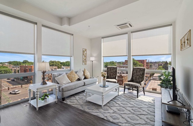 2BR City Loft: Sweeping Glass Views