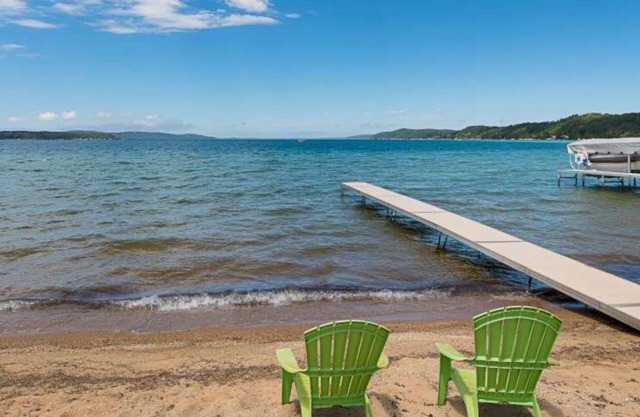 2BR Cozy Cabin Crystal Lake private beach 15 to min Crystal Mtn. EZ ice fishing