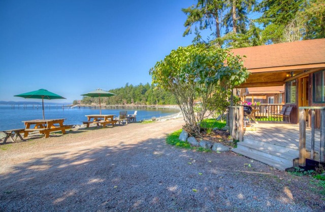 2BR Deluxe Beachfront Cabin on Spectacular West Beach!