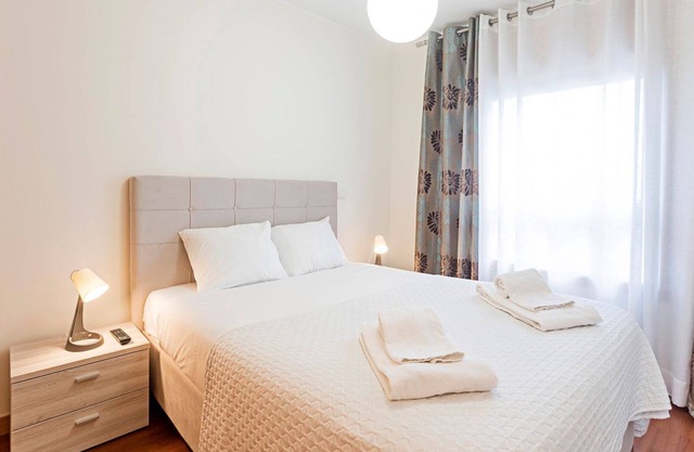 2BR Flat by Metro w/ Free Parking by LovelyStay