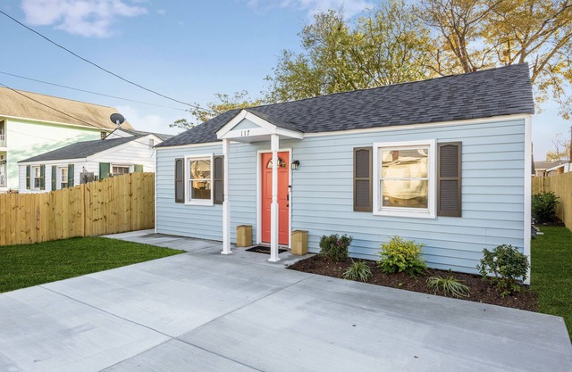Furnished 2BR Cottage 30+ Days Fast Wi-Fi & Yard