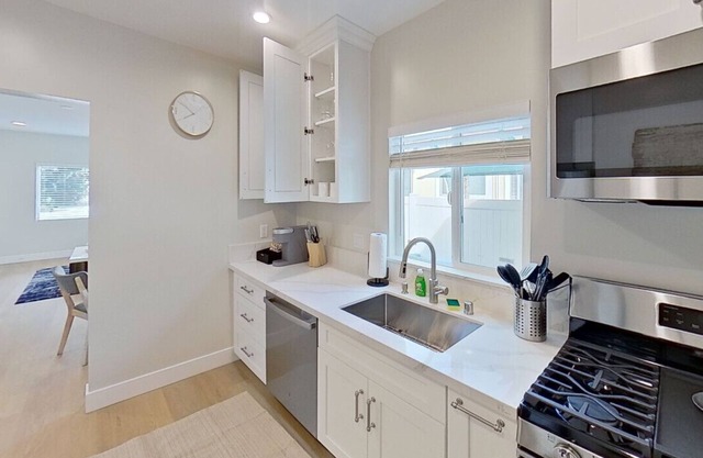 2BR GLENDALE HOUSE: FULLY REMODELED in 2024 w/ PRIVATE FENCED PATIO & PARKING p4