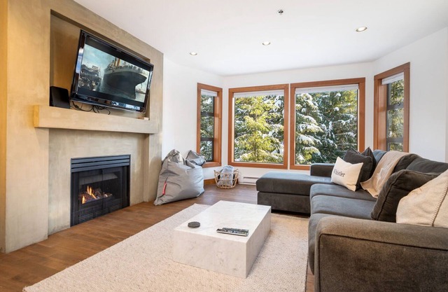2BR | Greyhawk | King Bed | Hot Tub & Sauna | Secure Parking | BBQ