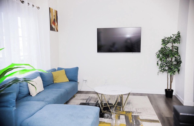 2BR house/2 Ensuites/Free Parking/Yard