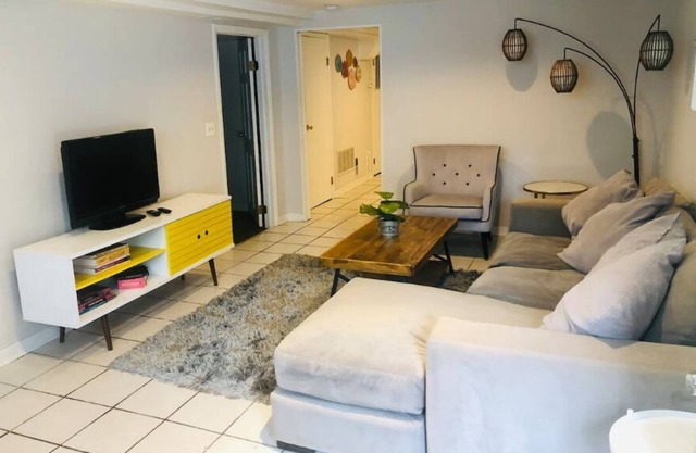2BR in Andersonville-Walk to train, beach, shops and restaurants!