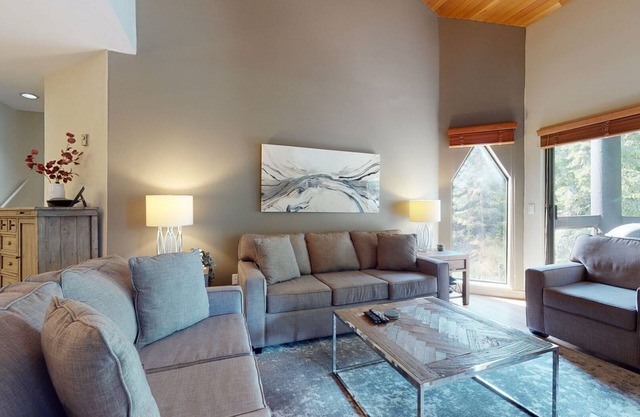 Condo pacífico piso superior w / piscina y jacuzzi por Harmony Whistler
